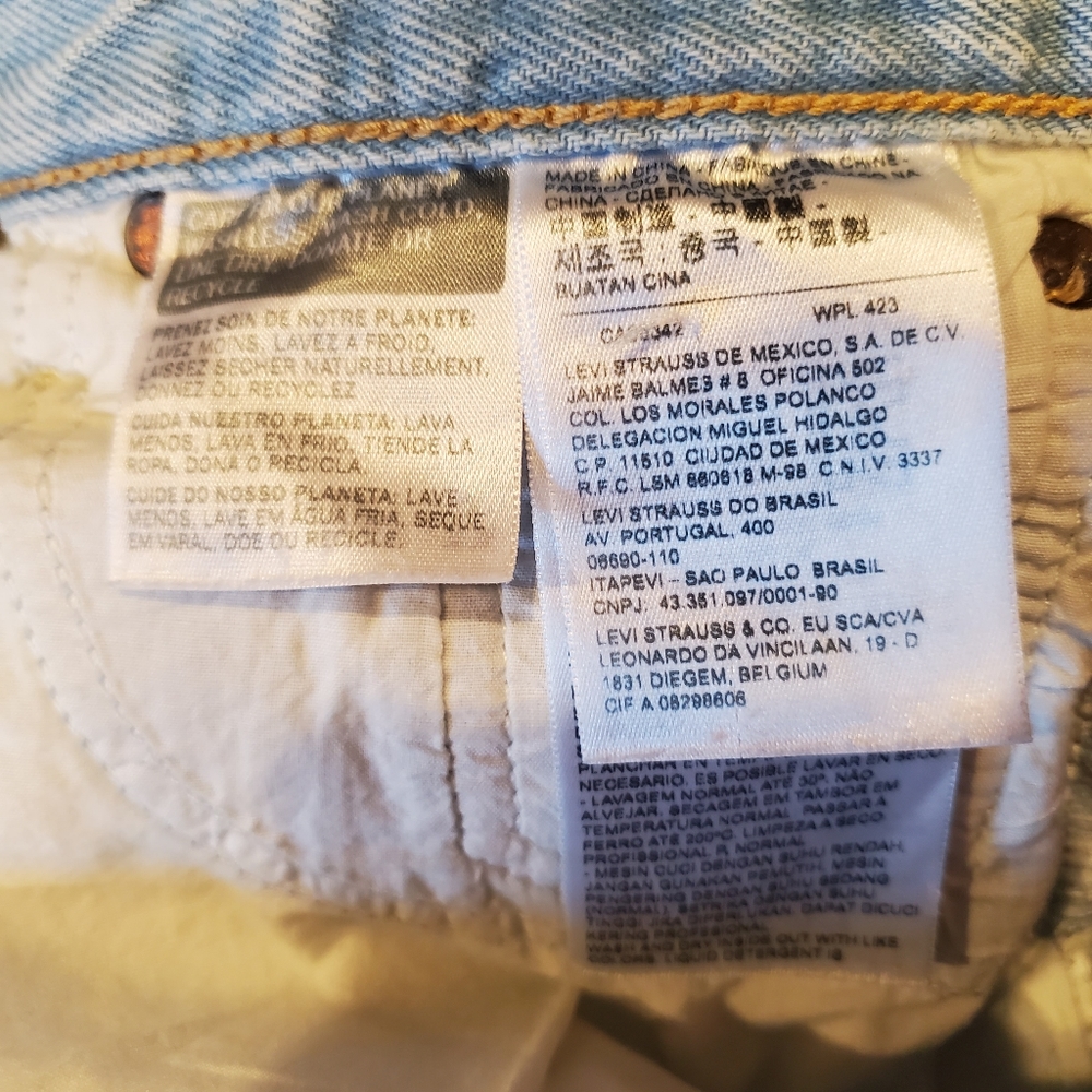 Levi's Women's Light Wash Distressed Button Fly Demin Short SZ 26 Style S58022 - Picture 9 of 15